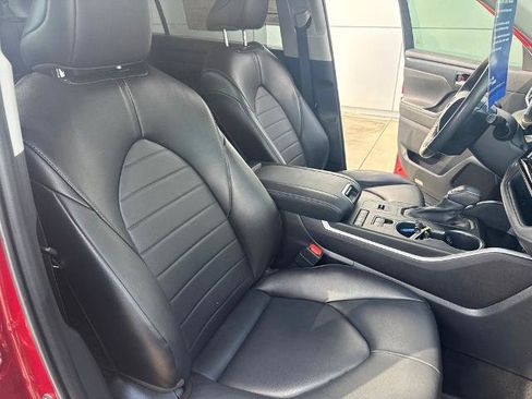 Used 2022 Toyota Highlander XLE FWD image 32