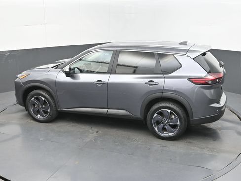 Used 2025 Nissan Rogue SV FWD image 32