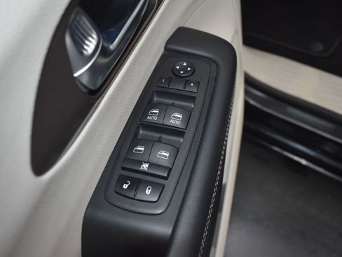 Used 2023 Chrysler Voyager LX image 14