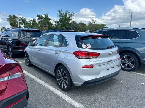 Used 2018 Hyundai Elantra GT FWD image 3