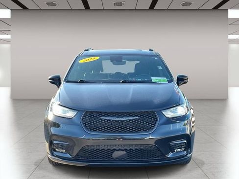 Used 2025 Chrysler Pacifica Limited FWD image 9