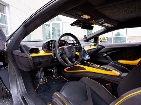 Used 2024 Lamborghini Revuelto AWD/4WD image 35