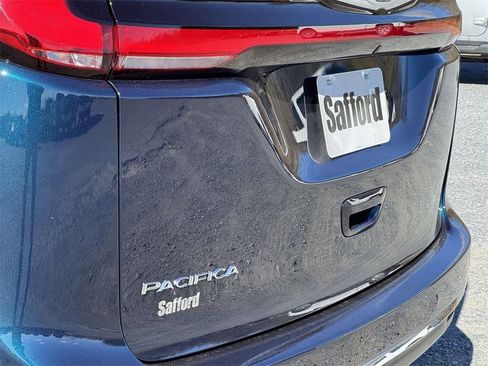 Used 2025 Chrysler Pacifica Select image 10