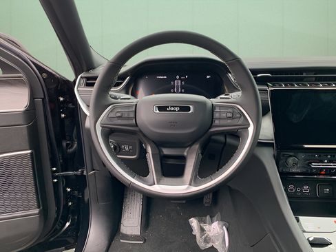Used 2025 Jeep Grand Cherokee Limited w/ Luxury Tech Group II AWD/4WD image 19