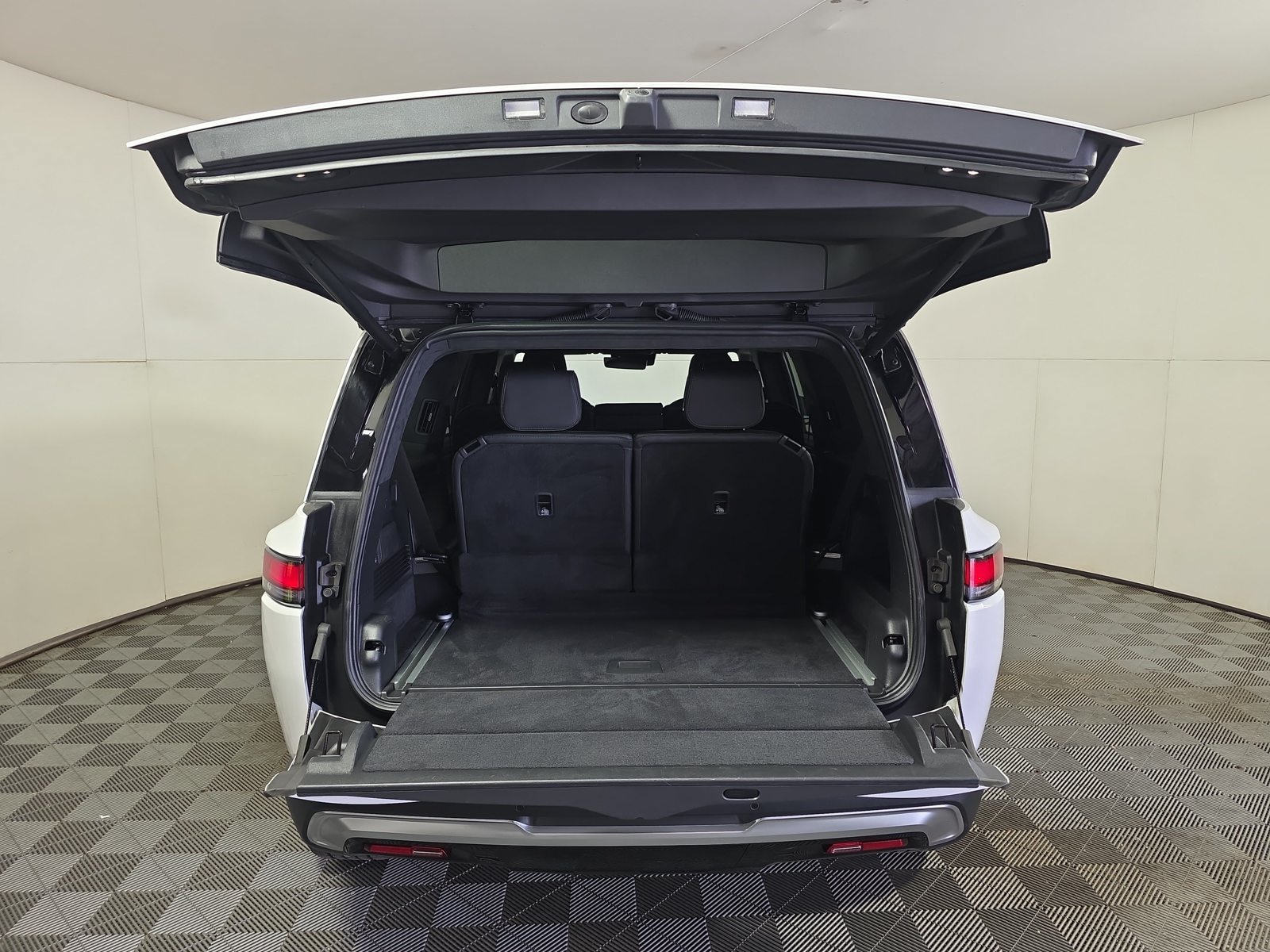 Used 2025 Rivian R1S Adventure Dual AWD/4WD image 15