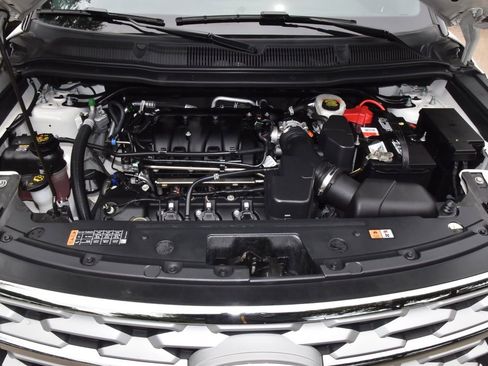 Used 2019 Ford Explorer XLT w/ Equipment Group 202A AWD/4WD image 39