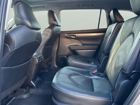 Used 2022 Toyota Highlander Platinum image 6