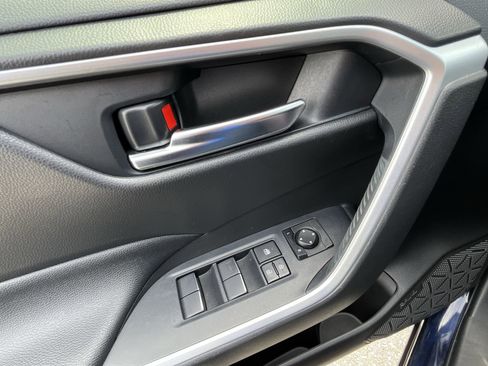 Used 2021 Toyota RAV4 XLE Premium image 17