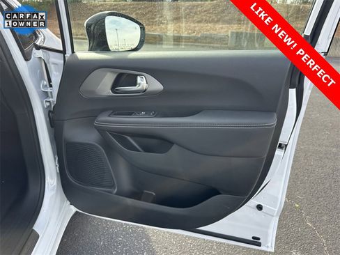 Used 2025 Chrysler Pacifica Select image 15