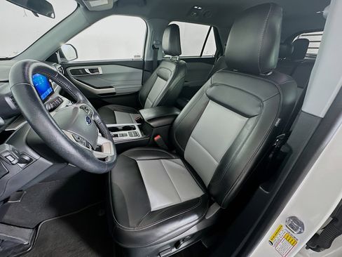 Used 2022 Ford Explorer XLT w/ Equipment Group 202A image 13