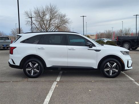 Used 2023 Kia Sorento EX w/ Panoramic Sunroof Package image 2