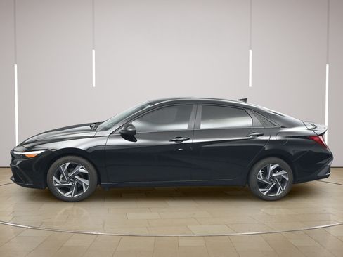 Used 2025 Hyundai Elantra Sport FWD image 4
