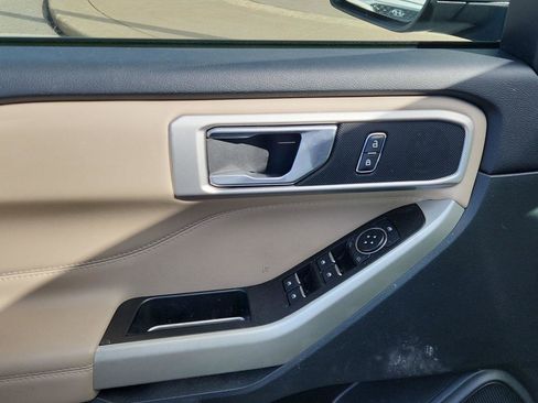 Used 2022 Ford Explorer XLT w/ Equipment Group 202A AWD/4WD image 14