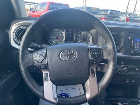 Used 2018 Toyota Tacoma 4D Double Cab image 15