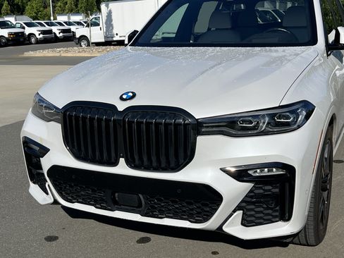 Used 2022 BMW X7 xDrive40i w/ M Sport Package AWD/4WD image 13
