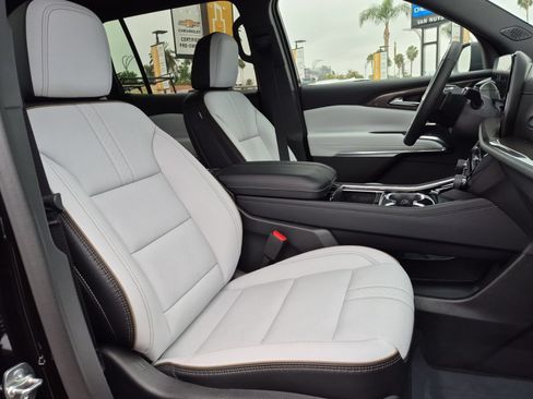 Used 2025 Chevrolet Traverse High Country w/ LPO, Floor Liner Package AWD/4WD image 28