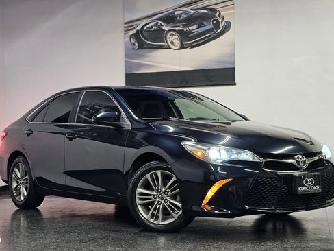 Used 2017 Toyota Camry SE FWD image 1