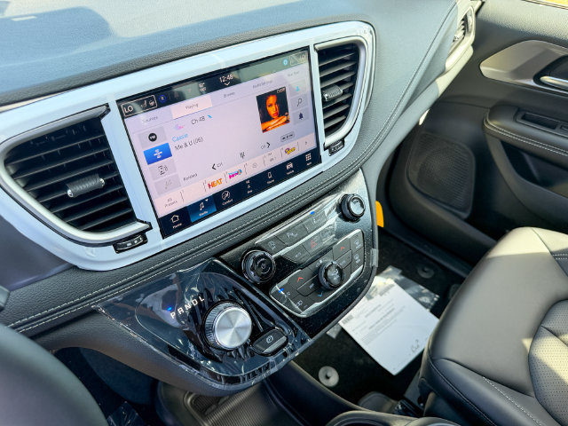New 2026 Chrysler Pacifica Select FWD image 18