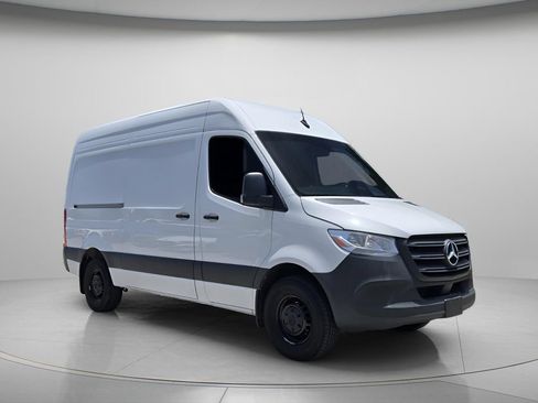 Used 2025 Mercedes-Benz Sprinter 2500 image 9