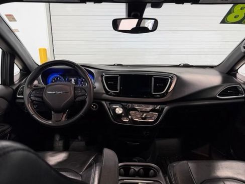 Used 2018 Chrysler Pacifica Touring-L w/ Premium Audio Group FWD image 30
