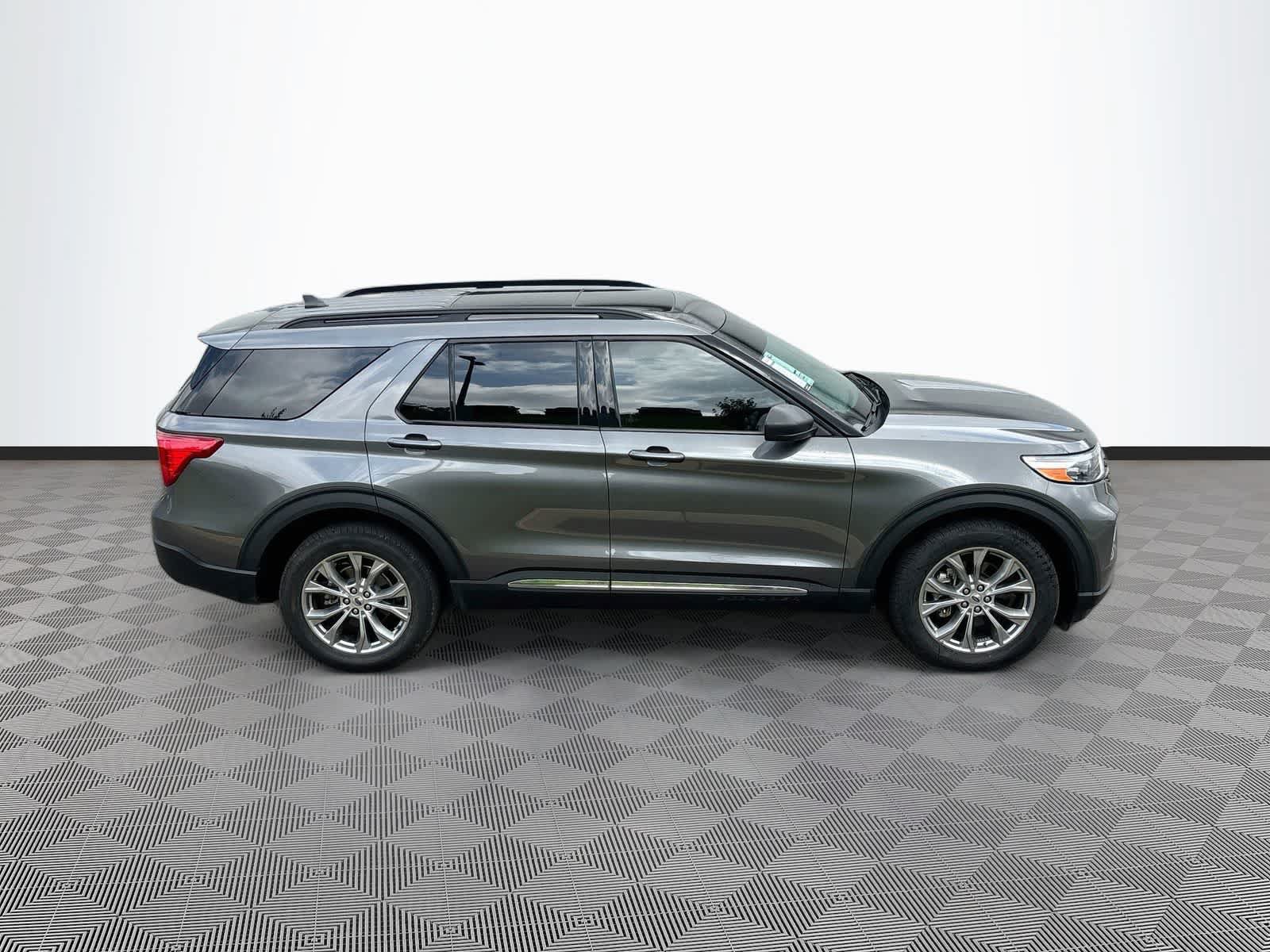 Used 2023 Ford Explorer XLT w/ Equipment Group 202A AWD/4WD image 4