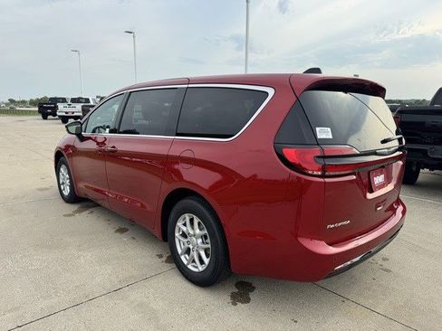 New 2026 Chrysler Pacifica Select image 5