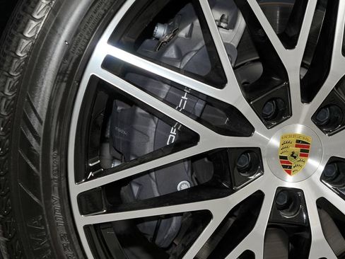 Certified 2024 Porsche Cayenne Coupe AWD/4WD image 17