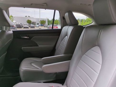 Used 2023 Toyota Highlander XLE AWD/4WD image 13