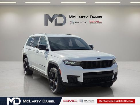 Used 2021 Jeep Grand Cherokee L Laredo image 1