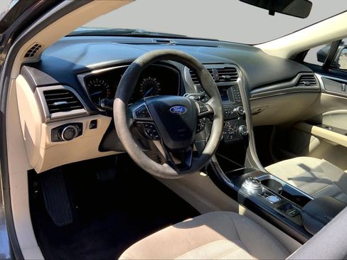 Used 2017 Ford Fusion SE FWD image 18