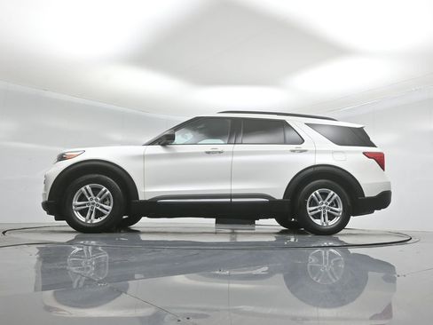 Certified 2024 Ford Explorer XLT RWD image 7