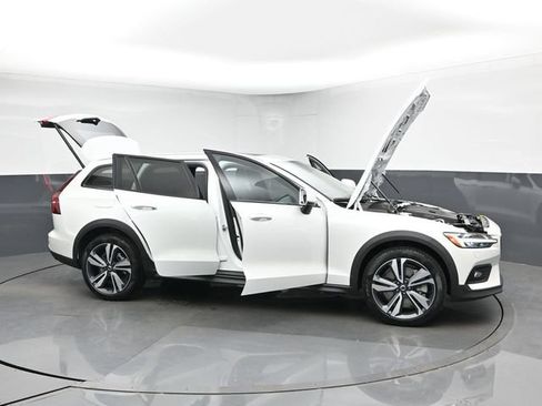 New 2026 Volvo V60 B5 Cross Country Plus w/ Climate Package AWD/4WD image 52