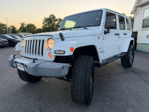 Used 2017 Jeep Wrangler Unlimited Sahara w/ Connectivity Group AWD/4WD image 9