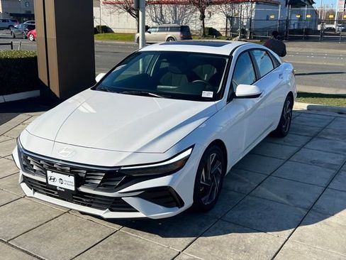 Certified 2025 Hyundai Elantra SEL image 3