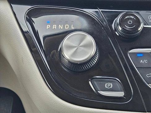 Used 2023 Chrysler Pacifica Touring-L FWD image 12