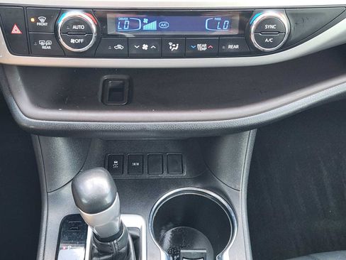 Used 2019 Toyota Highlander XLE FWD image 18