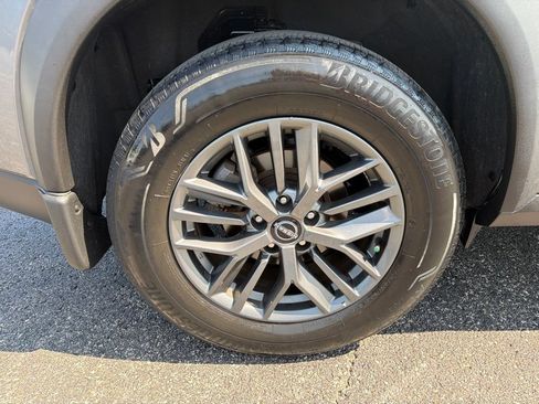Used 2023 Nissan Rogue S AWD/4WD image 10
