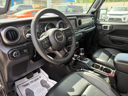 Used 2023 Jeep Gladiator Sport AWD/4WD image 13