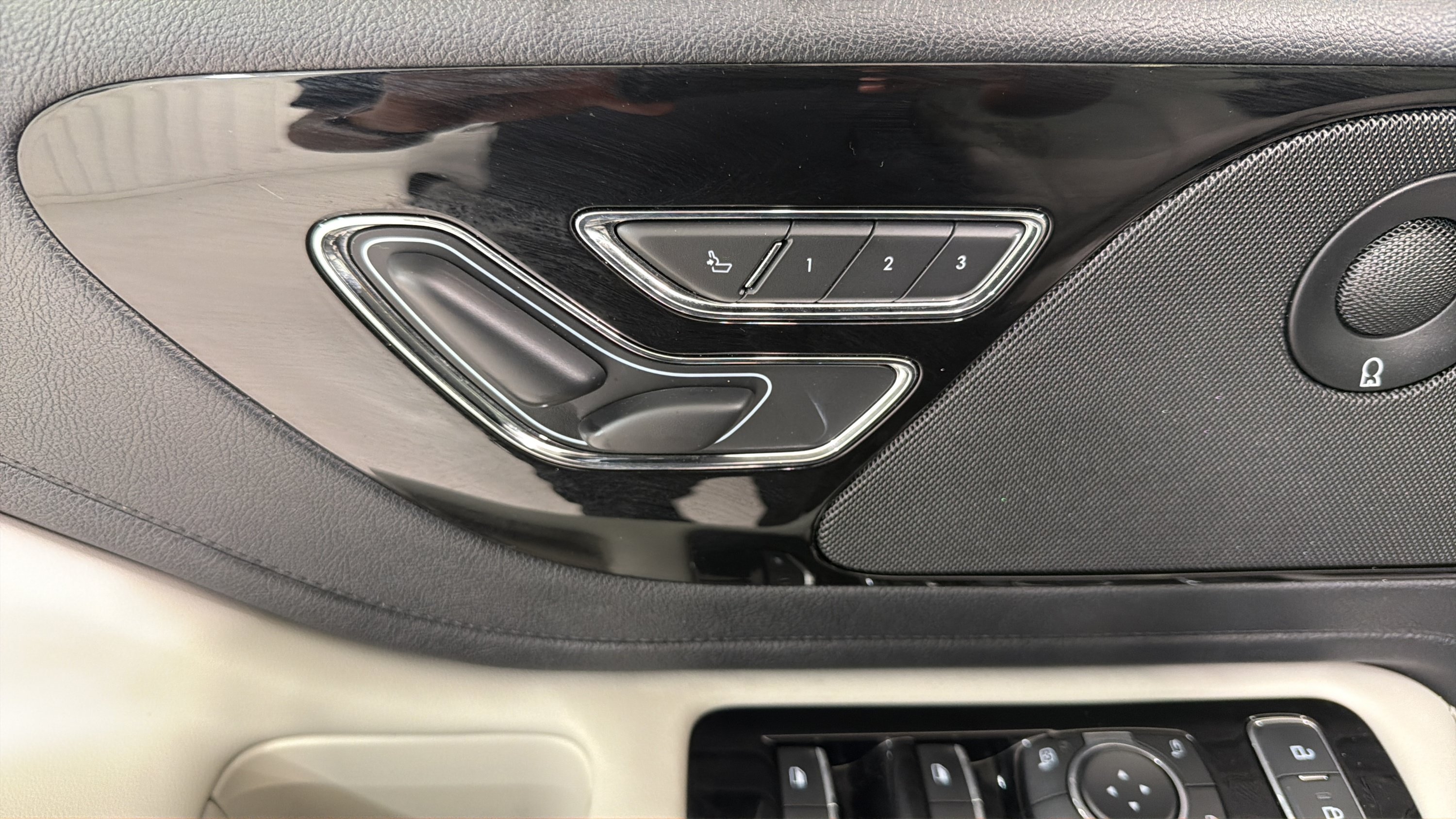 Used 2025 Lincoln Aviator Reserve w/ Jet Appearance Package RWD image 11