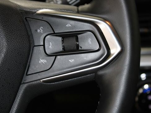 Used 2025 Chevrolet Trax LT w/ LT Convenience Package image 32