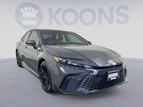 Used 2025 Toyota Camry SE w/ Convenience Package image 10