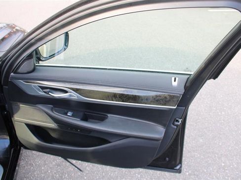 Used 2020 BMW 750i xDrive w/ Cold Weather Package image 13