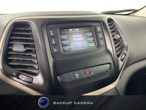 Used 2018 Jeep Cherokee Latitude w/ Safety Group AWD/4WD image 4