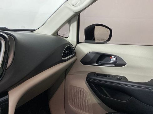 Used 2023 Chrysler Pacifica Touring-L image 22