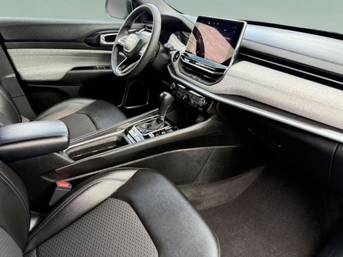 Used 2024 Jeep Compass Latitude image 35