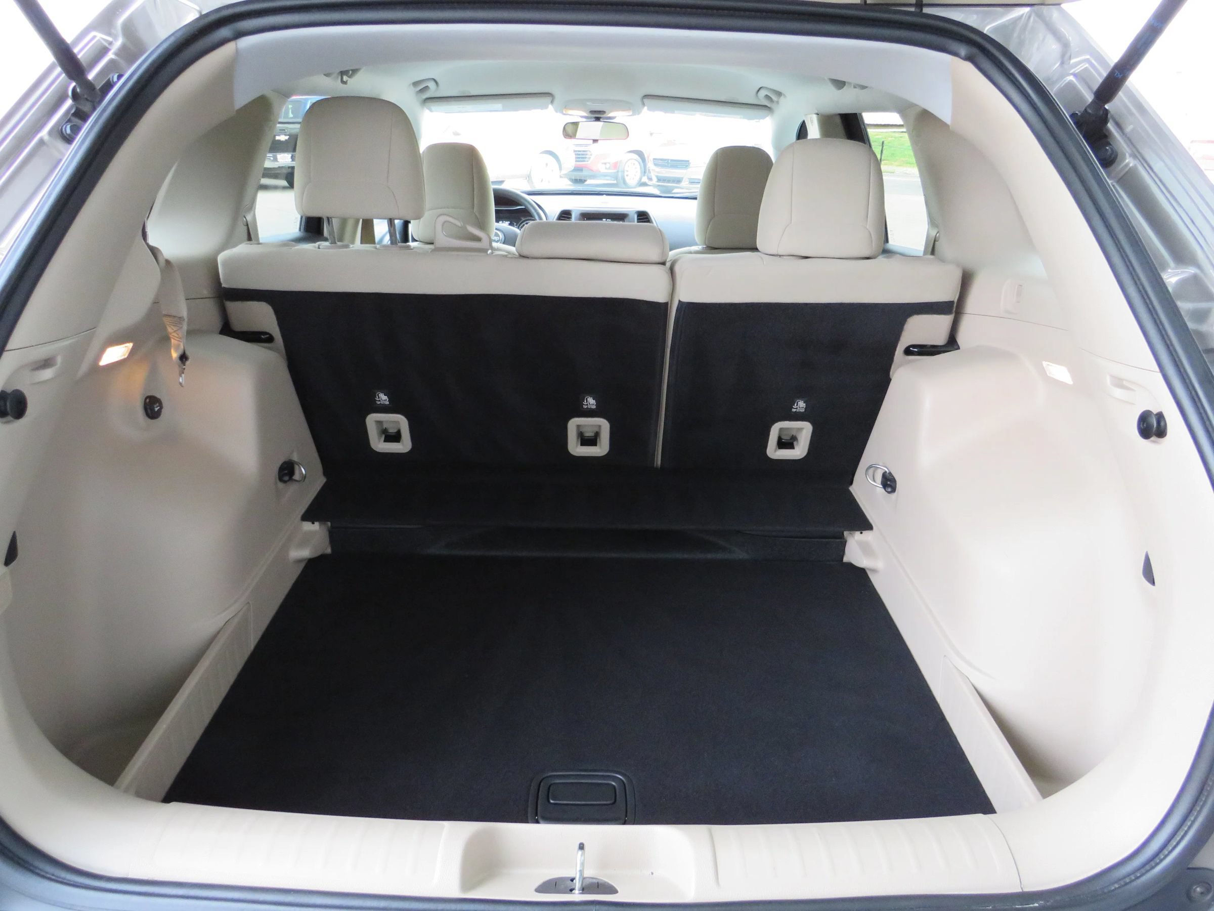 Used 2019 Jeep Cherokee Latitude w/ Popular Appearance Group FWD image 22