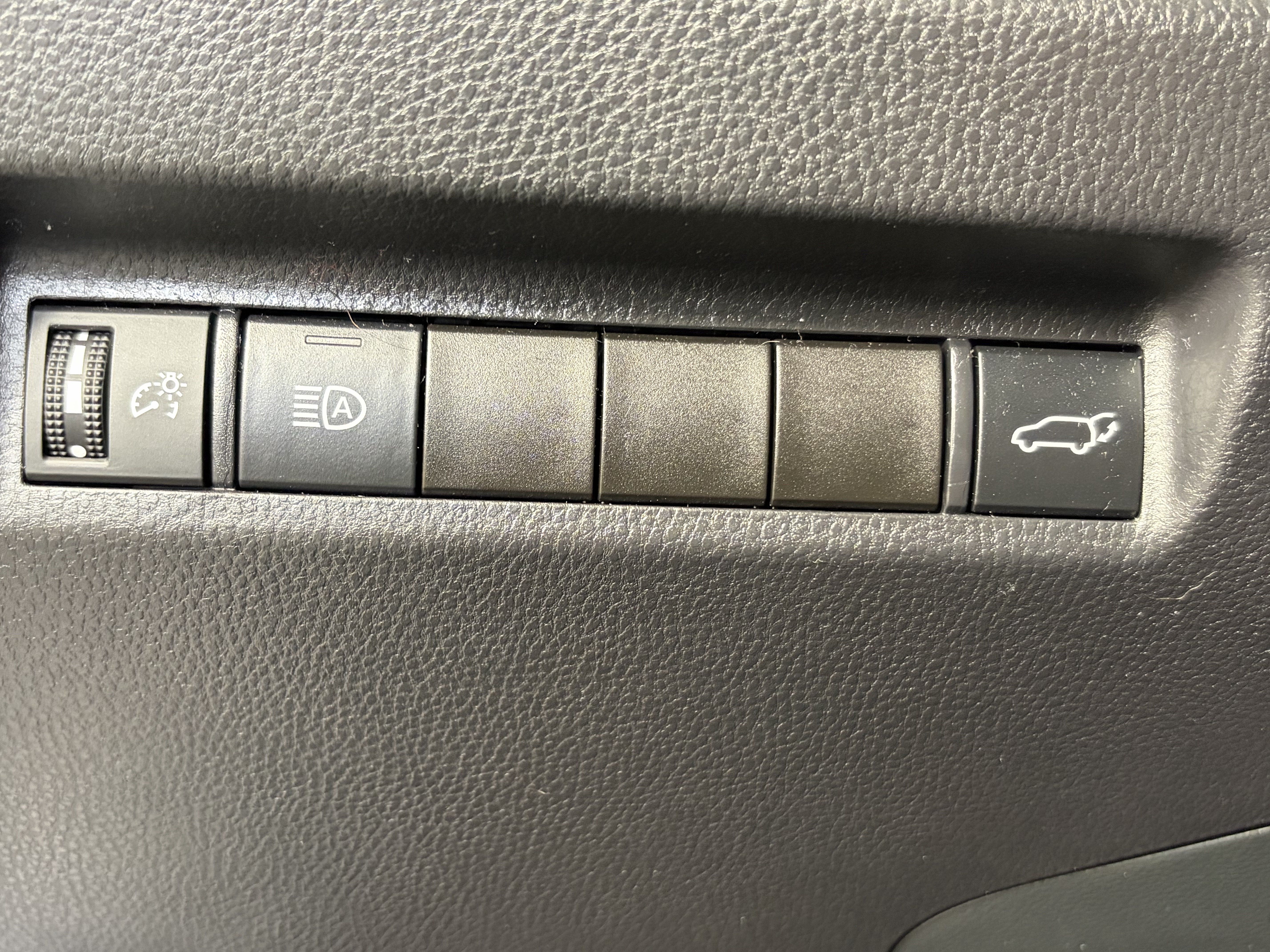 Used 2022 Toyota RAV4 XLE w/ Convenience Package AWD/4WD image 4