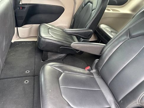 Used 2024 Chrysler Pacifica Touring-L FWD image 13