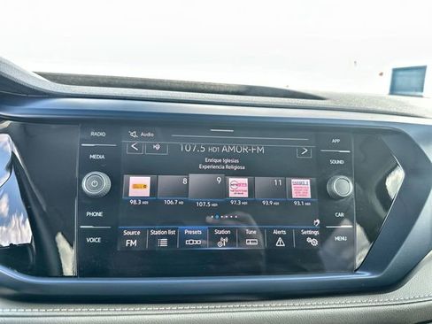 Used 2024 Volkswagen Taos SE image 12