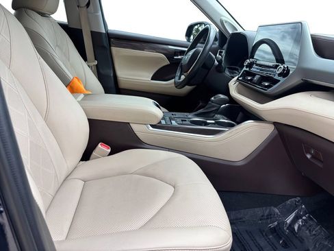 Used 2021 Toyota Highlander Platinum FWD image 15